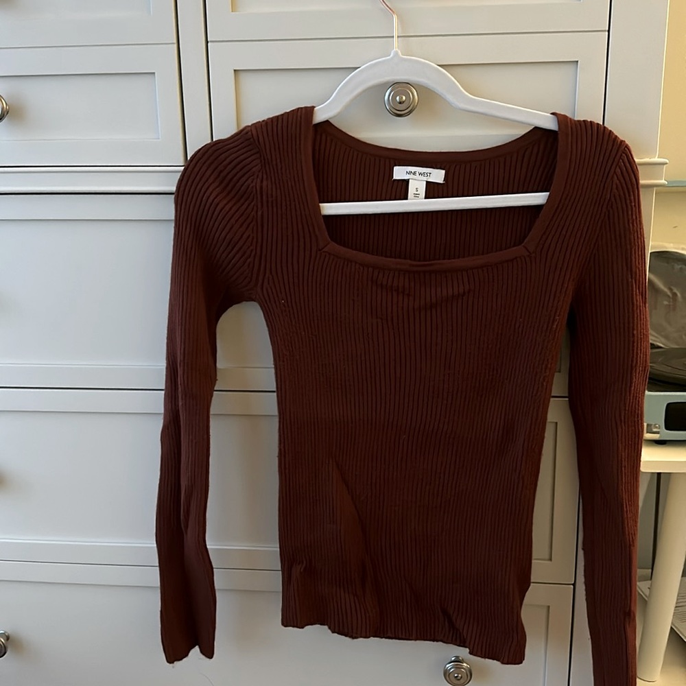 Knitted long sleeve sweater.